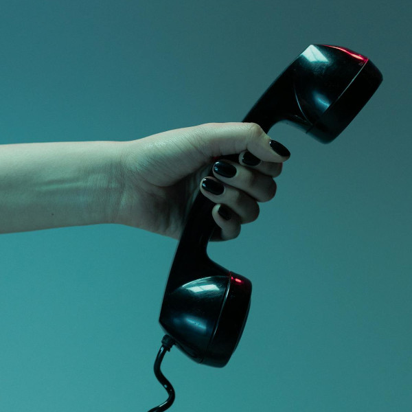 main tenant un téléphone fixe pour appeler le SAV d'une marque en Belgique