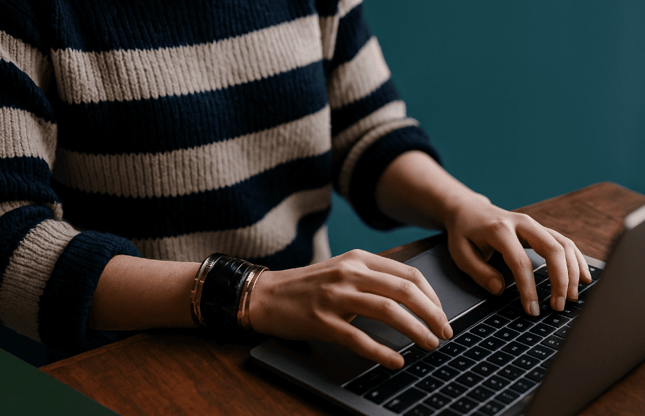 mains d'une personne faisant un signalement à l'inspection économique depuis son ordinateur