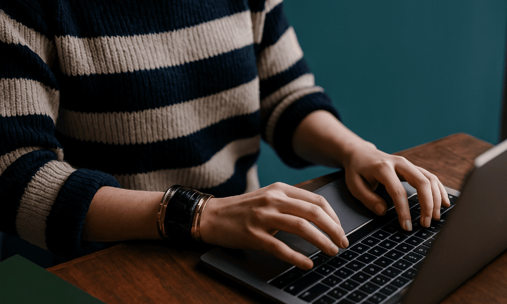 mains d'une personne faisant un signalement à l'inspection économique depuis son ordinateur