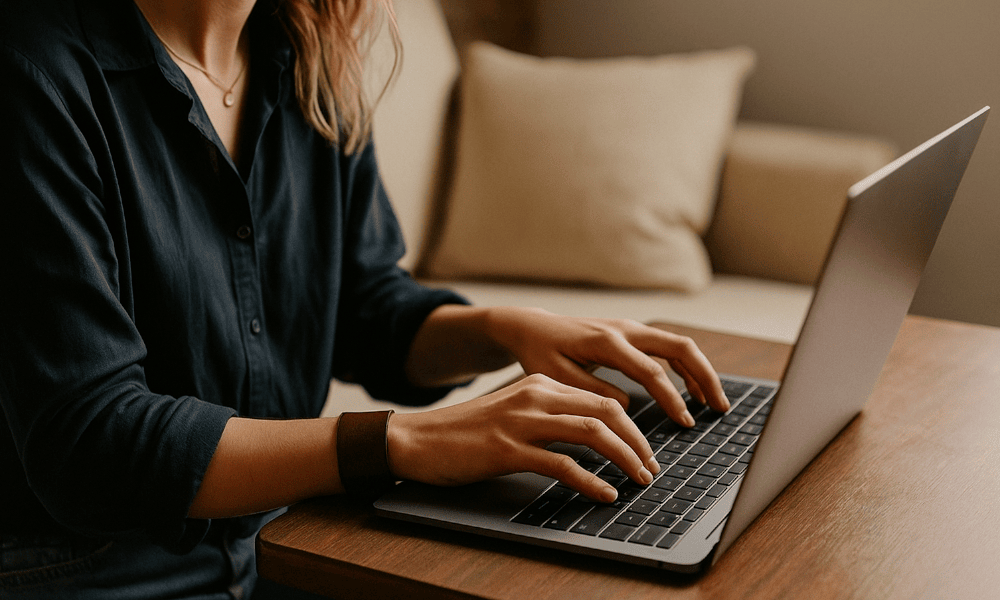 mains d'une femme envoyant un mail de réclamation à Brico Planit