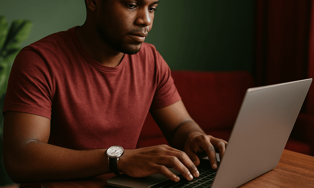 homme envoyant un mail de réclamation à Takeaway