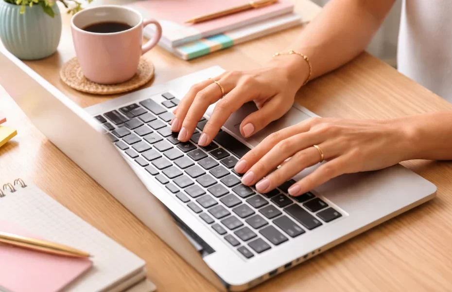 mains d'une femme rédigeant un mail de réclamation à Atelier Margo