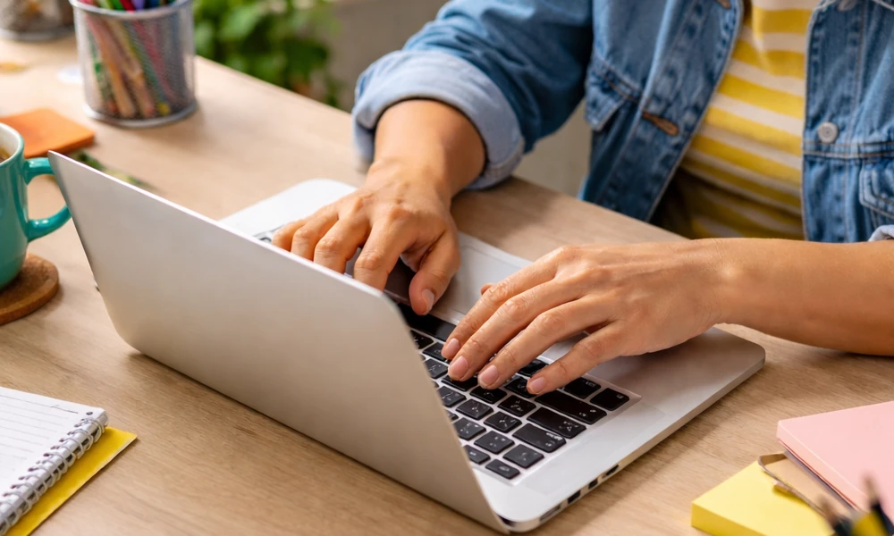 femme faisant une réclamation à Côte d'Or depuis son ordinateur