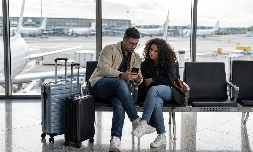 couple rencontrant un souci dans une salle d'embarquement Tunisair