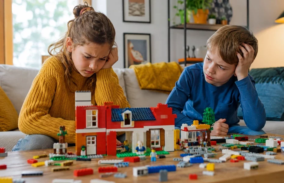 enfants déçus car il manque des pièces dans leur set Lego
