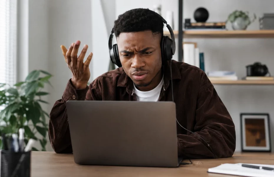 homme rencontrant des soucis techniques sur SoundCloud sur son ordinateur portable