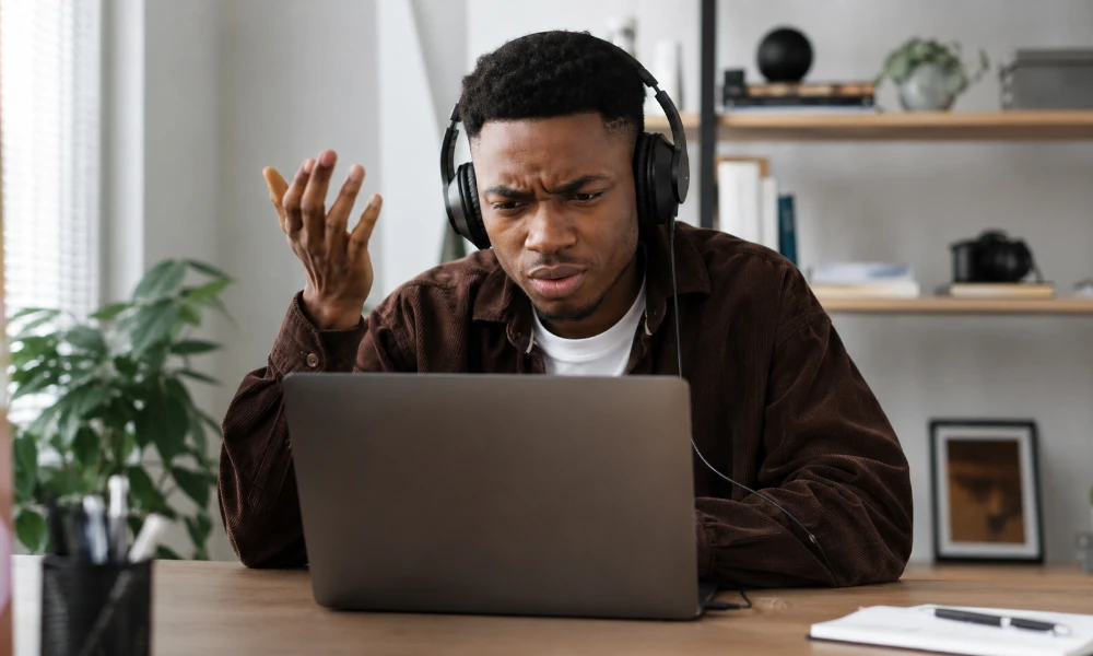 homme rencontrant des soucis techniques sur SoundCloud sur son ordinateur portable