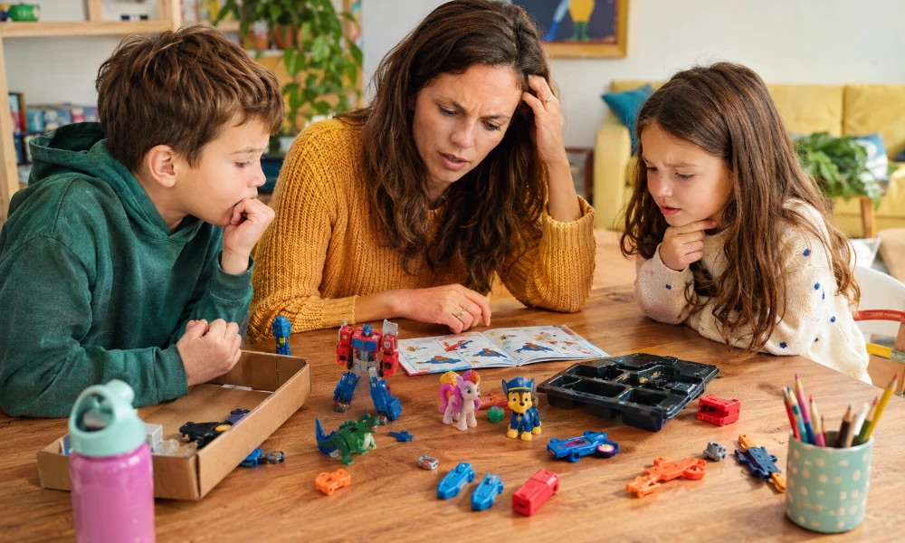 mère et ses 2 enfants rencontrant un problème avec des jouets Hasbro